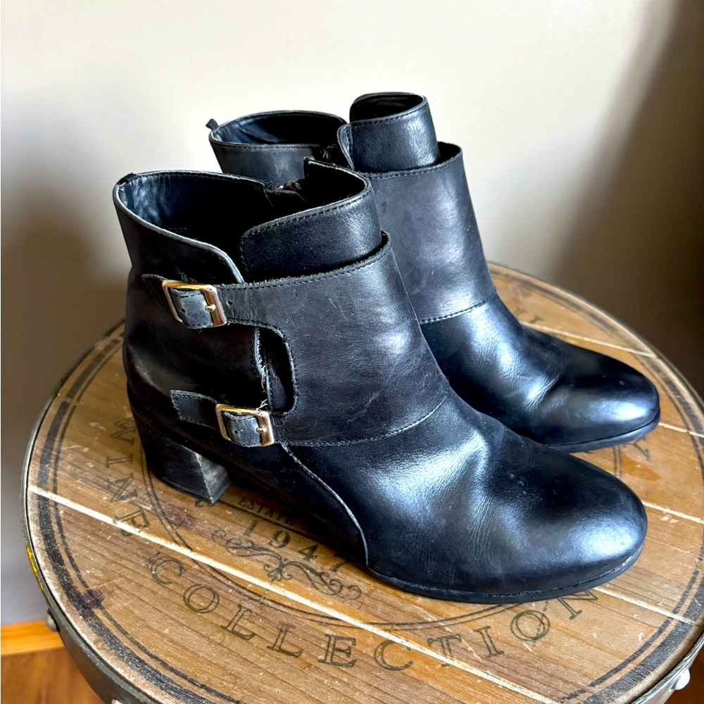Ankle boot. Size 9, black.
